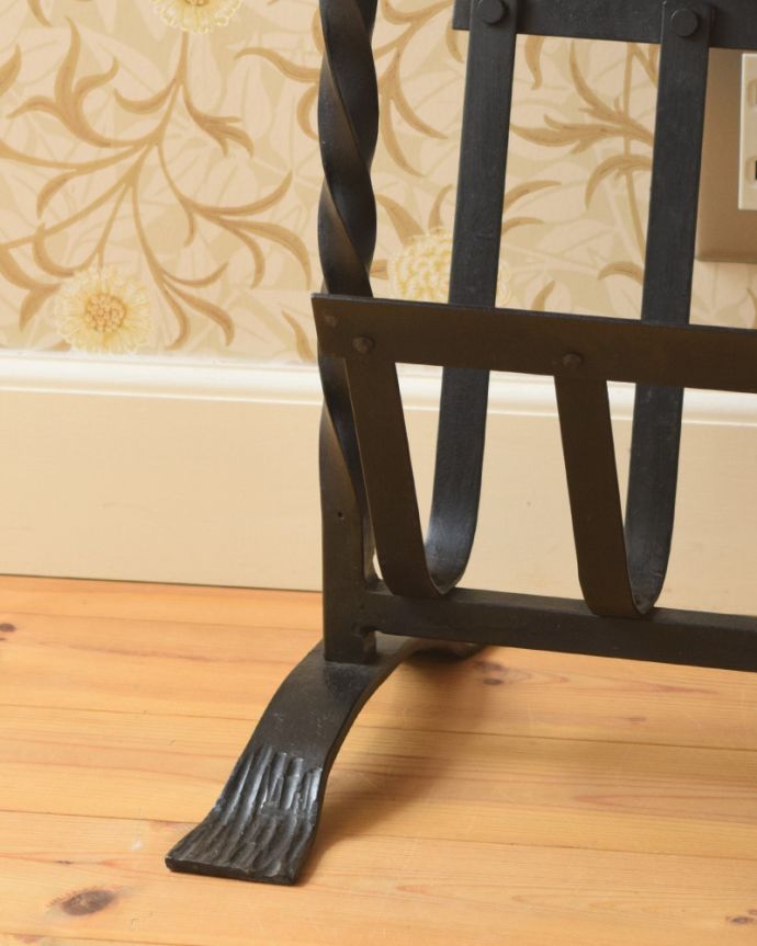 マガジンラック　アンティーク家具　アイアン×木製天板のコラボがお洒落なアンティークのマガジンラック。メンテナンスしているので安心してお使いいただけます。(j-1957-f)