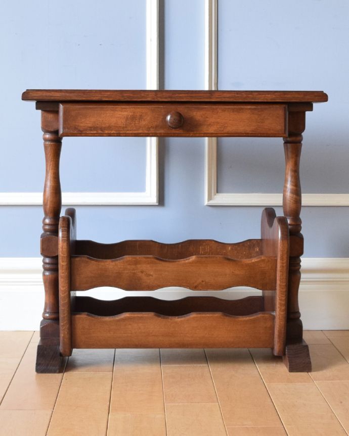 マガジンラック　アンティーク家具　珍しい引き出し付きのアンティークのマガジンラック （オーク材）。ベッドやソファの横など、どこにでもちょこんと置けるコンパクトサイズで便利です。(j-1958-f)