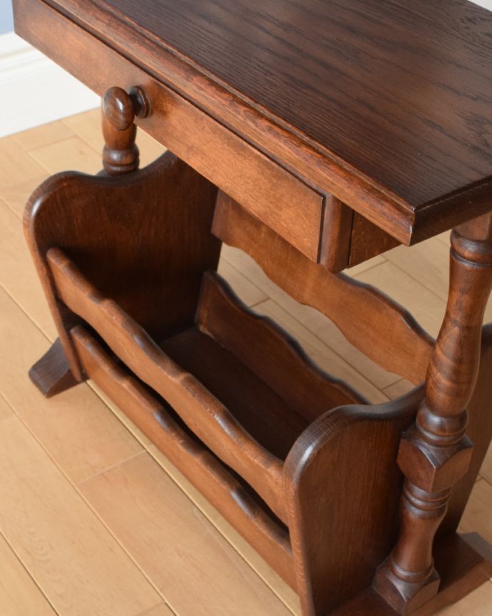 マガジンラック　アンティーク家具　珍しい引き出し付きのアンティークのマガジンラック （オーク材）。中までしっかりとお手入れしています。(j-1958-f)