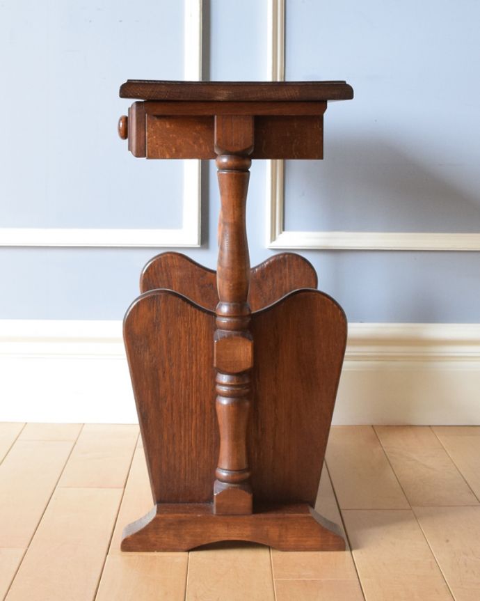 マガジンラック　アンティーク家具　珍しい引き出し付きのアンティークのマガジンラック （オーク材）。どこに置いても素敵なデザインです。(j-1958-f)