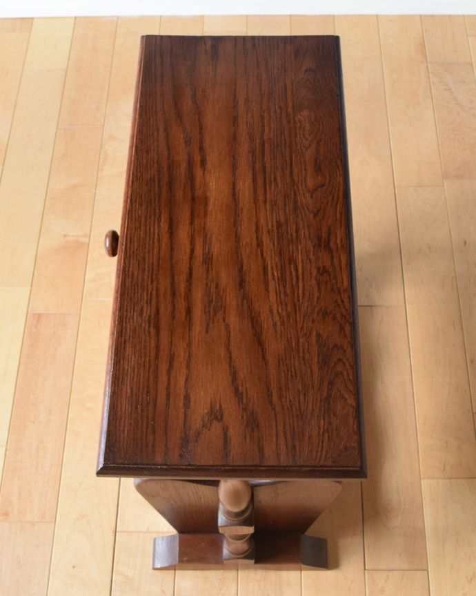 マガジンラック　アンティーク家具　珍しい引き出し付きのアンティークのマガジンラック （オーク材）。天板もキレイに仕上げました。(j-1958-f)