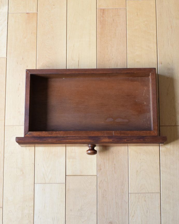 マガジンラック　アンティーク家具　珍しい引き出し付きのアンティークのマガジンラック （オーク材）。引き出しは1杯。(j-1958-f)