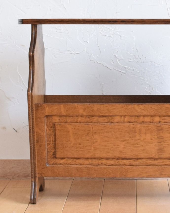 マガジンラック　アンティーク家具　横の彫りもお洒落なアクセント、天板付きの便利なアンティークマガジンラック。このマガジンラックなら、新聞さえおしゃれに収納できますね。(j-1959-f)