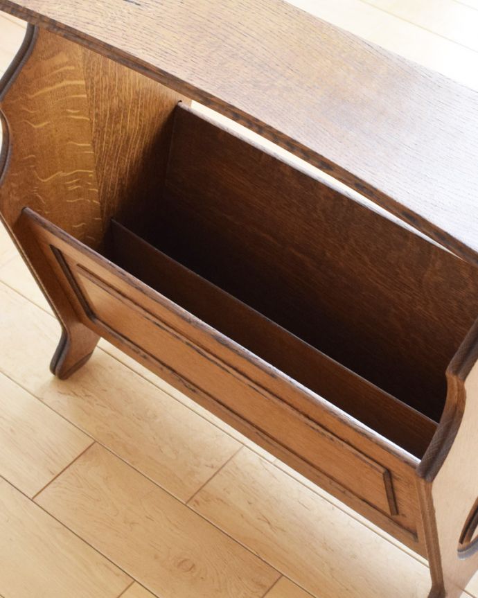 マガジンラック　アンティーク家具　横の彫りもお洒落なアクセント、天板付きの便利なアンティークマガジンラック。アンティークは新品ではないので、経年変化によるキズはありますが、専門の職人によって目立たないようにキレイにお直しをしています。(j-1959-f)