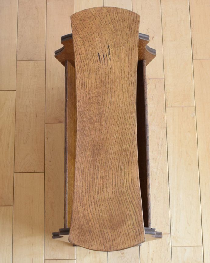 マガジンラック　アンティーク家具　横の彫りもお洒落なアクセント、天板付きの便利なアンティークマガジンラック。長方形の天板で、使い勝手がいいですよ。(j-1959-f)