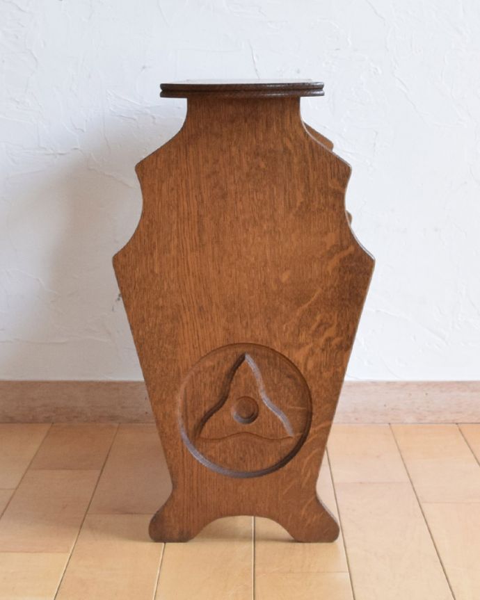 マガジンラック　アンティーク家具　横の彫りもお洒落なアクセント、天板付きの便利なアンティークマガジンラック。どこに置いても素敵なデザインです。(j-1959-f)