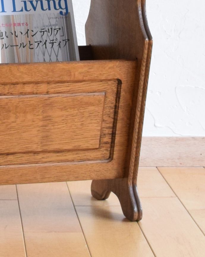 マガジンラック　アンティーク家具　横の彫りもお洒落なアクセント、天板付きの便利なアンティークマガジンラック。メンテナンスしているので安心してお使いいただけます。(j-1959-f)