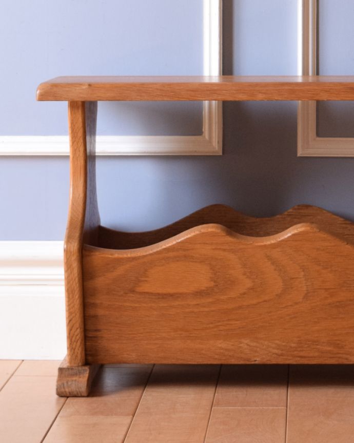 マガジンラック　アンティーク家具　フランス輸入の小さな家具、和室にも合うアンティークマガジンラック。このマガジンラックなら、新聞さえおしゃれに収納できますね。(j-1960-f)