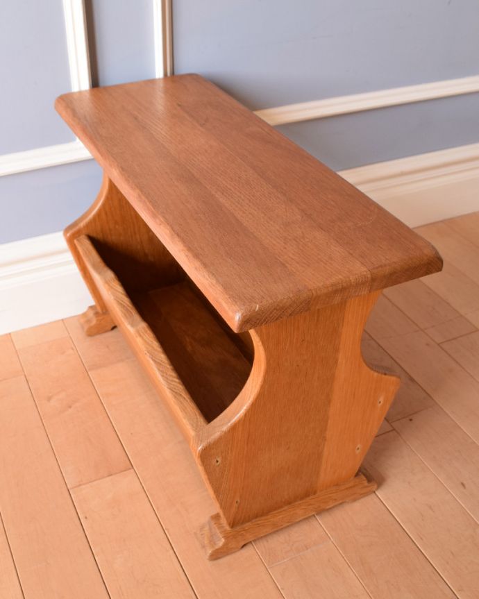 マガジンラック　アンティーク家具　フランス輸入の小さな家具、和室にも合うアンティークマガジンラック。アンティークは新品ではないので、経年変化によるキズはありますが、専門の職人によって目立たないようにキレイにお直しをしています。(j-1960-f)