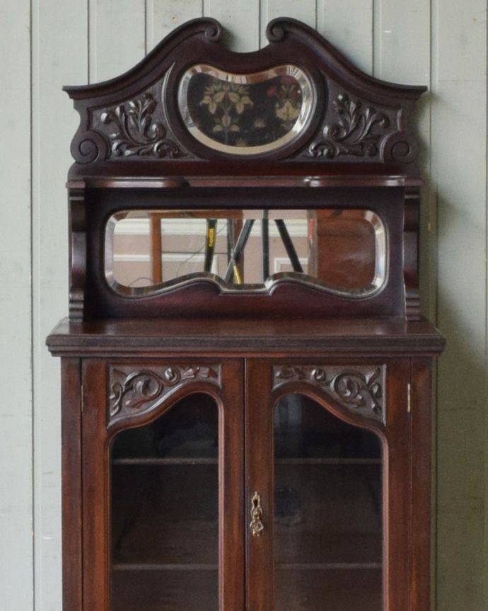 アンティークのキャビネット　アンティーク家具　華やかなアンティーク家具、マホガニー材のミュージックキャビネット（飾り棚）。アンティークならではのなんとも美しいデザインです。(j-1961-f)