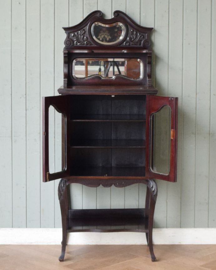 アンティークのキャビネット　アンティーク家具　華やかなアンティーク家具、マホガニー材のミュージックキャビネット（飾り棚）。棚板があるので整理しやすいです。(j-1961-f)