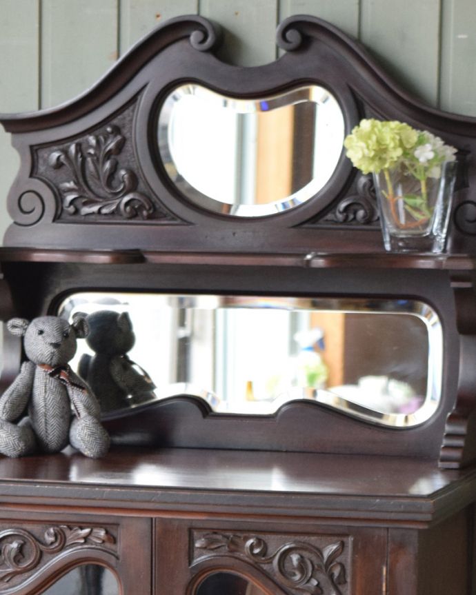 アンティークのキャビネット　アンティーク家具　華やかなアンティーク家具、マホガニー材のミュージックキャビネット（飾り棚）。ミラーがついています。(j-1961-f)