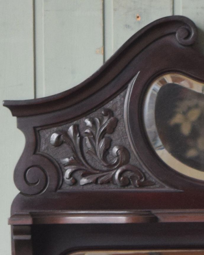 アンティークのキャビネット　アンティーク家具　華やかなアンティーク家具、マホガニー材のミュージックキャビネット（飾り棚）。芸術作品のような迫力満点の彫です！。(j-1961-f)
