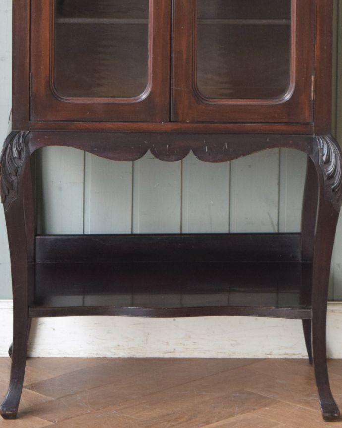 アンティークのキャビネット　アンティーク家具　華やかなアンティーク家具、マホガニー材のミュージックキャビネット（飾り棚）。下にはちょっとした物置があります。(j-1961-f)