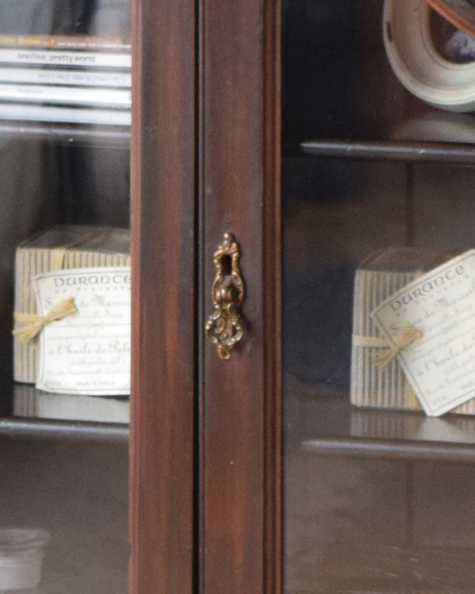 アンティークのキャビネット　アンティーク家具　華やかなアンティーク家具、マホガニー材のミュージックキャビネット（飾り棚）。アンティークならではの凝った形の取っ手です。(j-1961-f)