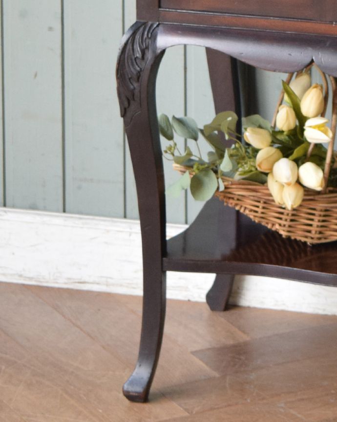 アンティークのキャビネット　アンティーク家具　華やかなアンティーク家具、マホガニー材のミュージックキャビネット（飾り棚）。きちんと支えます。(j-1961-f)