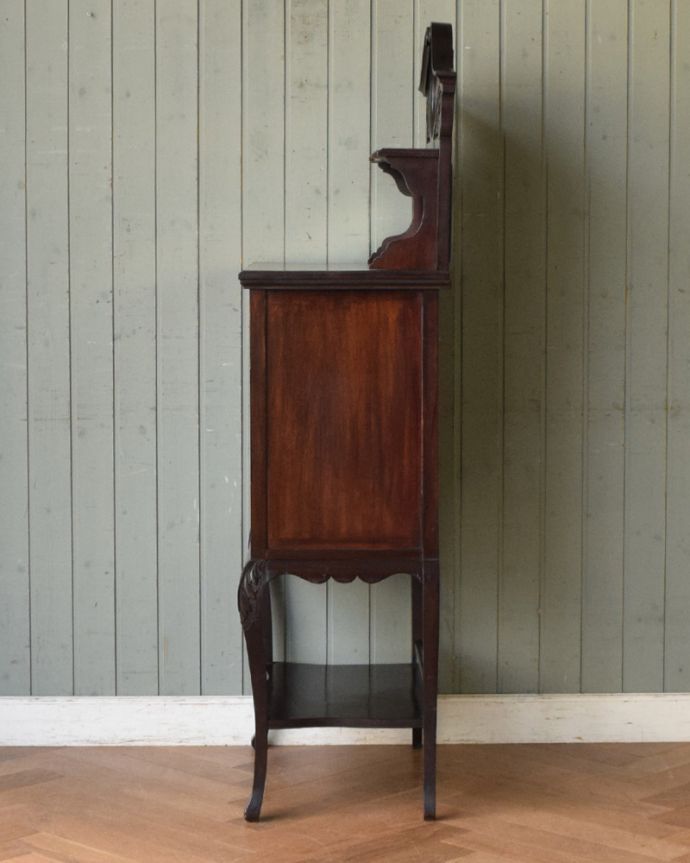 アンティークのキャビネット　アンティーク家具　華やかなアンティーク家具、マホガニー材のミュージックキャビネット（飾り棚）。横から見るのが、また美しいんです。(j-1961-f)