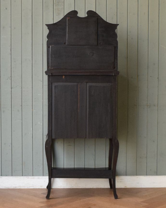 アンティークのキャビネット　アンティーク家具　華やかなアンティーク家具、マホガニー材のミュージックキャビネット（飾り棚）。アンティークは新品ではないので、もちろん経年変化によるキズはありますが、専門の職人が目立たないようキレイにお直しをしているので、後姿までキレイです。(j-1961-f)