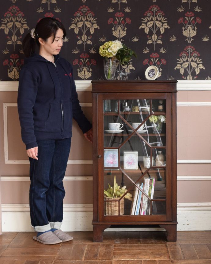 アンティークのキャビネット　アンティーク家具　英国スタイルのアンティーク家具、シノワズリなガラス扉のブックケース 。本棚としてはもちろん、グラスや食器を並べて飾り棚としても素敵ですよ。(j-1962-f)