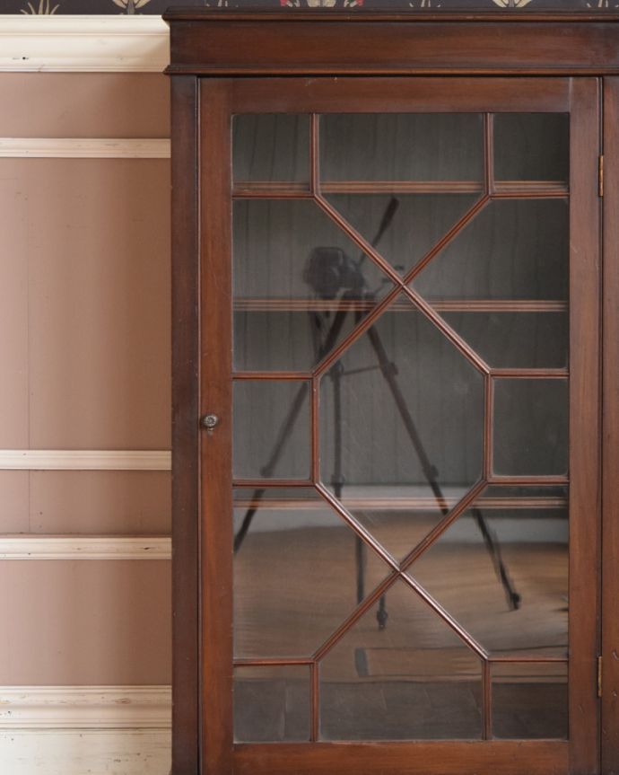 アンティークのキャビネット　アンティーク家具　英国スタイルのアンティーク家具、シノワズリなガラス扉のブックケース 。アンティークのガラスがキレイにはめ込んであります。(j-1962-f)