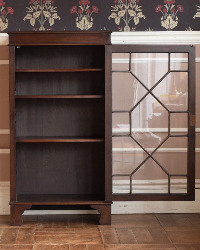 アンティークのキャビネット　アンティーク家具　英国スタイルのアンティーク家具、シノワズリなガラス扉のブックケース 。しっかりメンテナンスしてからお届けしますので安心してお使いいただけます。(j-1962-f)