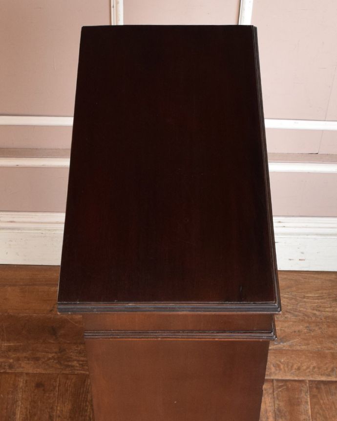 アンティークのキャビネット　アンティーク家具　英国スタイルのアンティーク家具、シノワズリなガラス扉のブックケース 。天板もキレイな状態で仕上げてあります。(j-1962-f)