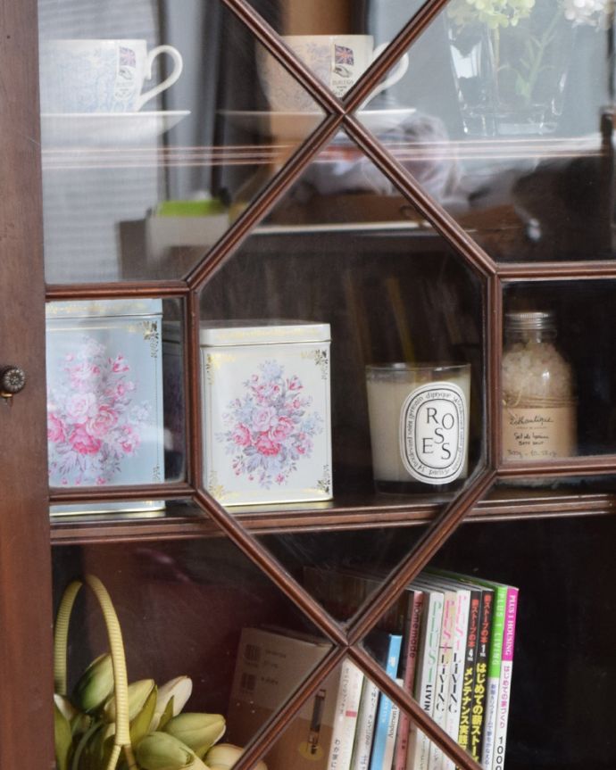 アンティークのキャビネット　アンティーク家具　英国スタイルのアンティーク家具、シノワズリなガラス扉のブックケース 。木の装飾が上品なアクセントになっています。(j-1962-f)