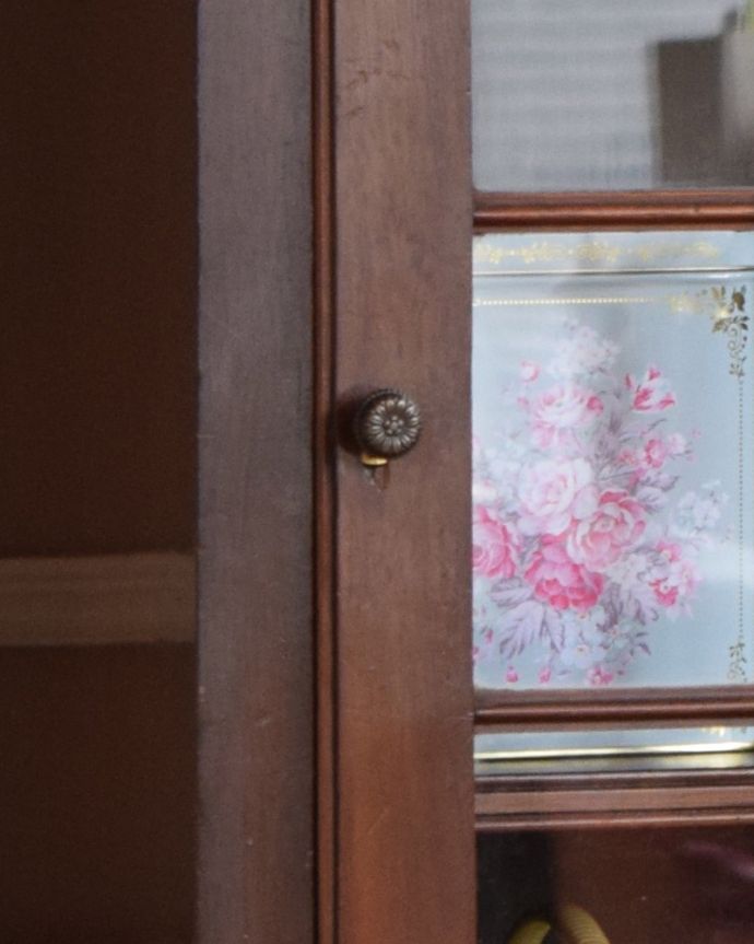 アンティークのキャビネット　アンティーク家具　英国スタイルのアンティーク家具、シノワズリなガラス扉のブックケース 。可愛い取っ手がちょこんと付いています。(j-1962-f)