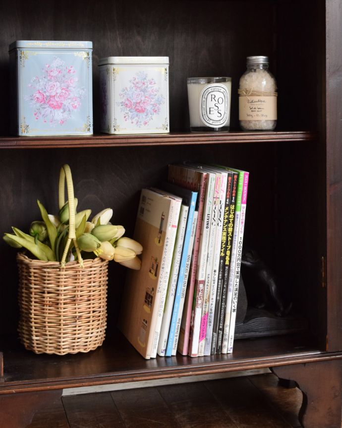 アンティークのキャビネット　アンティーク家具　英国スタイルのアンティーク家具、シノワズリなガラス扉のブックケース 。雑誌やA4ファイルなどの収納もできます。(j-1962-f)