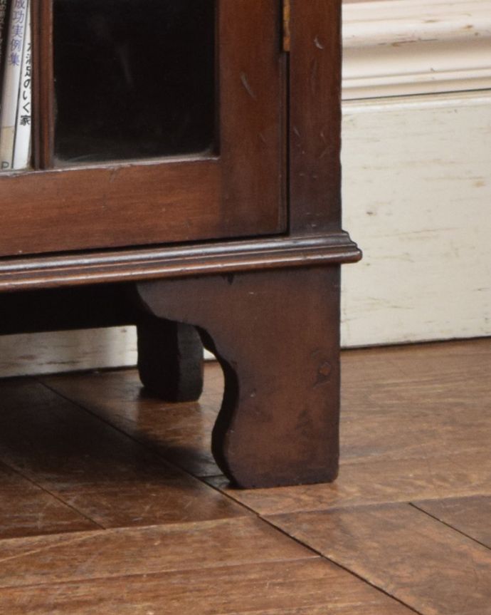 アンティークのキャビネット　アンティーク家具　英国スタイルのアンティーク家具、シノワズリなガラス扉のブックケース 。しっかりとした安定感があります。(j-1962-f)