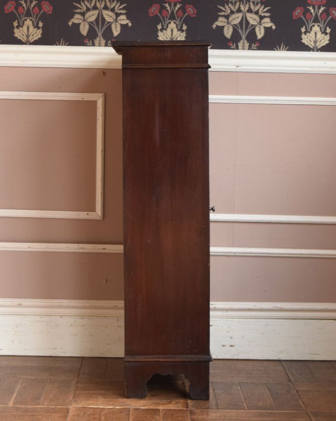 アンティークのキャビネット　アンティーク家具　英国スタイルのアンティーク家具、シノワズリなガラス扉のブックケース 。横から見てもピカピカです。(j-1962-f)