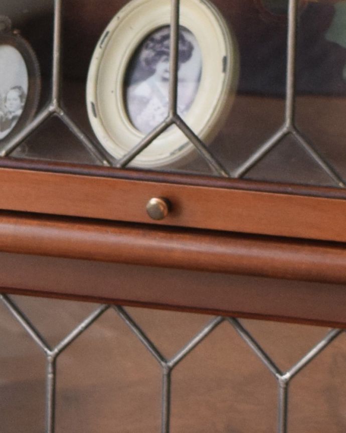 アンティークのキャビネット　アンティーク家具　グローブ・ヴェルニッケ社のアンティーク家具、英国輸入のスタッキングブックケース（本棚）。扉の中央に真ん丸な取っ手が付いています。(j-1963-f)