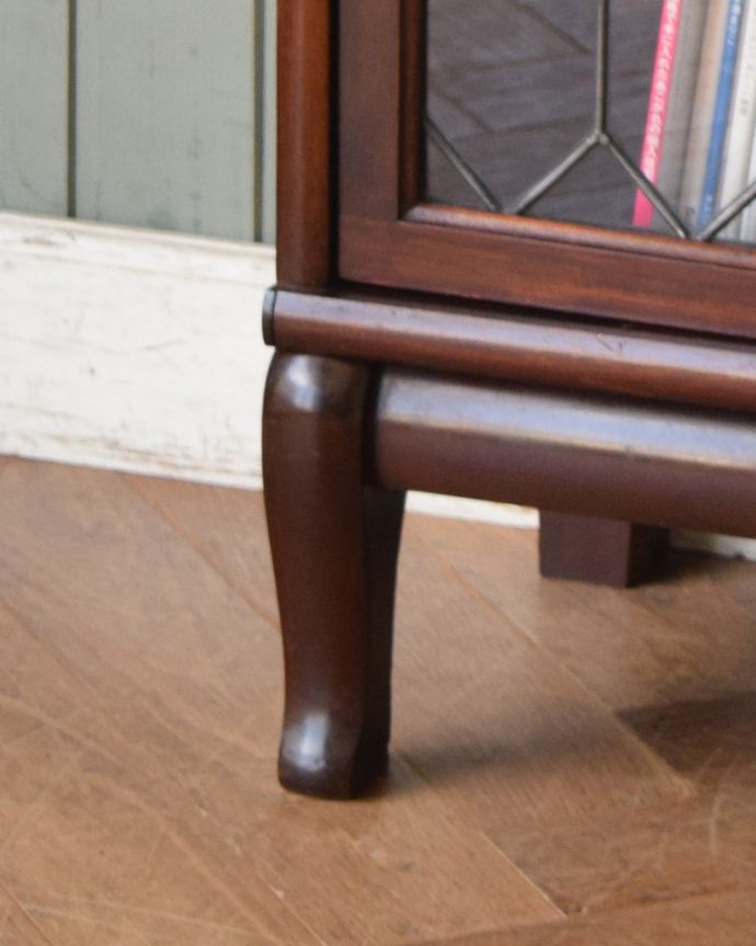 アンティークのキャビネット　アンティーク家具　グローブ・ヴェルニッケ社のアンティーク家具、英国輸入のスタッキングブックケース（本棚）。安定感のある脚がしっかり支えます。(j-1963-f)