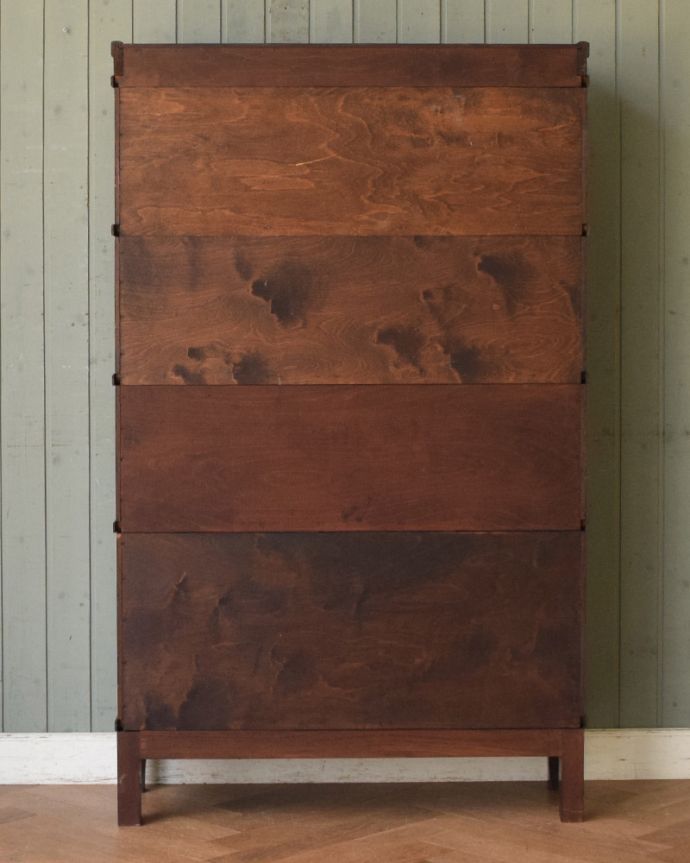 アンティークのキャビネット　アンティーク家具　グローブ・ヴェルニッケ社のアンティーク家具、英国輸入のスタッキングブックケース（本棚）。アンティークは新品ではないので、もちろん経年変化によるキズはありますが、専門の職人が目立たないようキレイにお直しをしているので、後姿までキレイです。(j-1963-f)