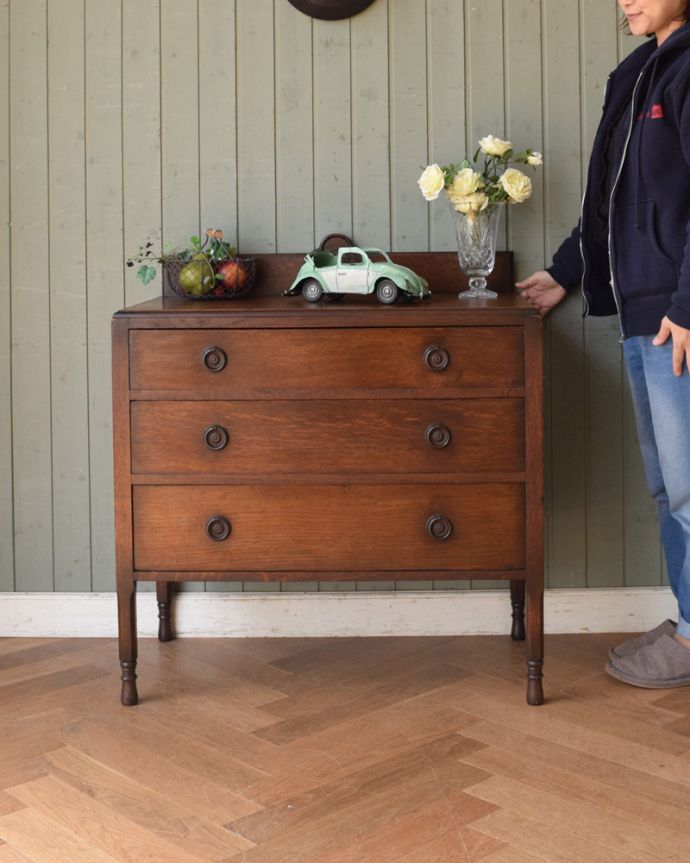 アンティークのチェスト アンティーク家具 スッキリしていて実用的なアンティークの英国家具、チェスト。とても品のある木目です。(j-1966-f)
