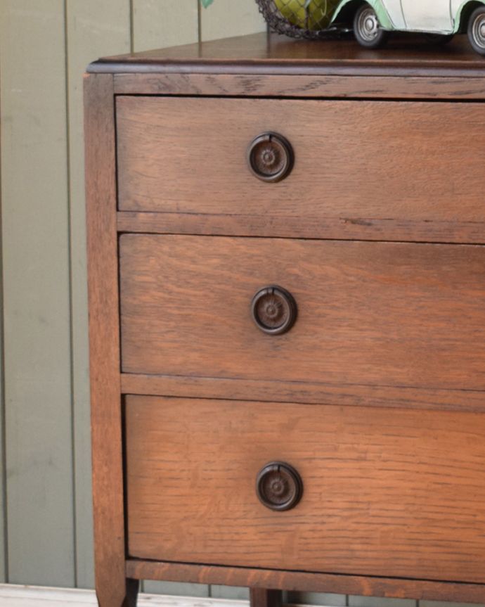 アンティークのチェスト アンティーク家具 スッキリしていて実用的なアンティークの英国家具、チェスト。落ち着きがあって高級な印象を与えてくれます。(j-1966-f)