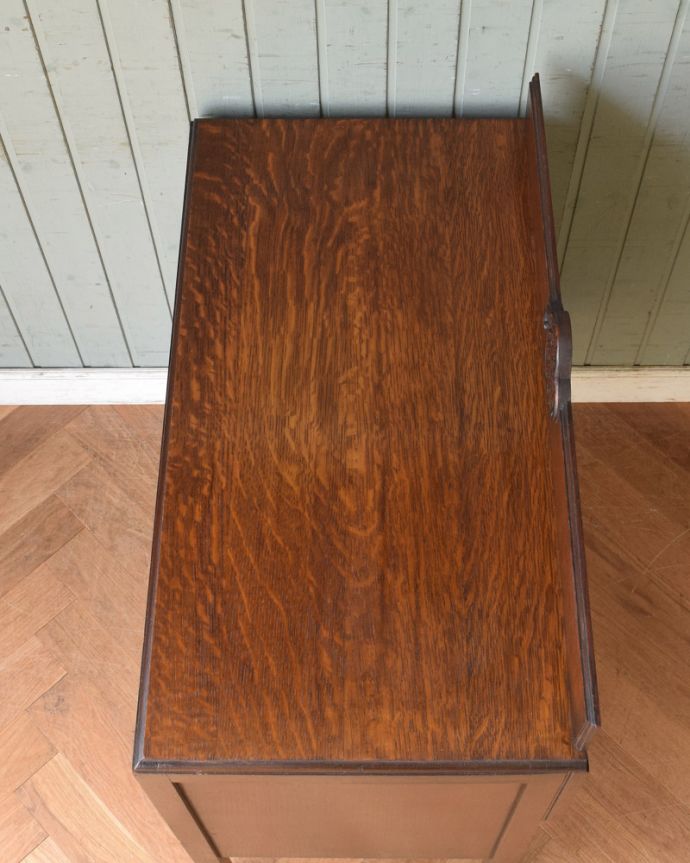 アンティークのチェスト アンティーク家具 スッキリしていて実用的なアンティークの英国家具、チェスト。天板も木目がとってもキレイです。(j-1966-f)