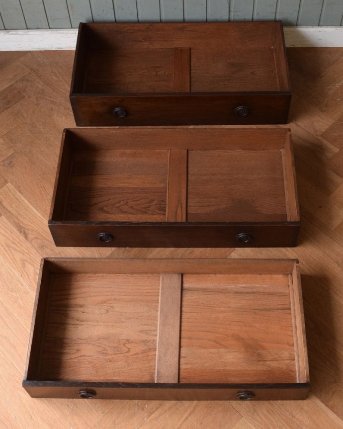 アンティークのチェスト アンティーク家具 スッキリしていて実用的なアンティークの英国家具、チェスト。引き出しは手前が1段目です。(j-1966-f)