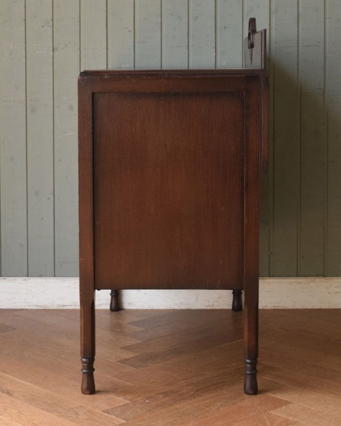 アンティークのチェスト アンティーク家具 スッキリしていて実用的なアンティークの英国家具、チェスト。サイドから見ても絵になります。(j-1966-f)