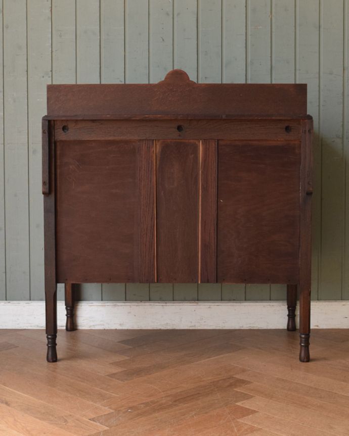 アンティークのチェスト アンティーク家具 スッキリしていて実用的なアンティークの英国家具、チェスト。アンティークは新品ではないので、もちろん経年変化によるキズはありますが、専門の職人が目立たないようキレイにお直しをしているので、後姿までキレイです。(j-1966-f)