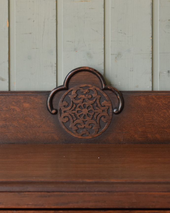 アンティークのチェスト アンティーク家具 スッキリしていて実用的なアンティークの英国家具、チェスト。中央にはポイントになる繊細な装飾があります。(j-1966-f)