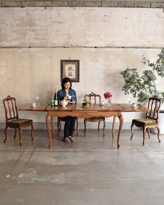 アンティークのテーブル　アンティーク家具　美しいパーケット柄が魅力のドローリーフテーブル（伸張式ダイニングテーブル）。広げるとみんなで囲めてとっても楽しいですよ。(j-1967-f)