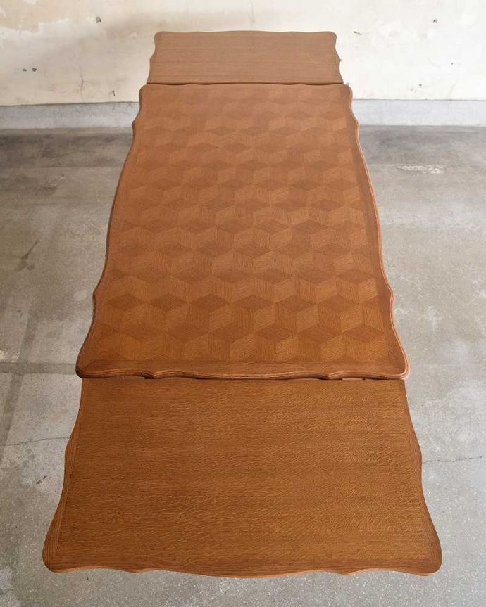 アンティークのテーブル　アンティーク家具　美しいパーケット柄が魅力のドローリーフテーブル（伸張式ダイニングテーブル）。天板もピカピカにお直ししました。(j-1967-f)