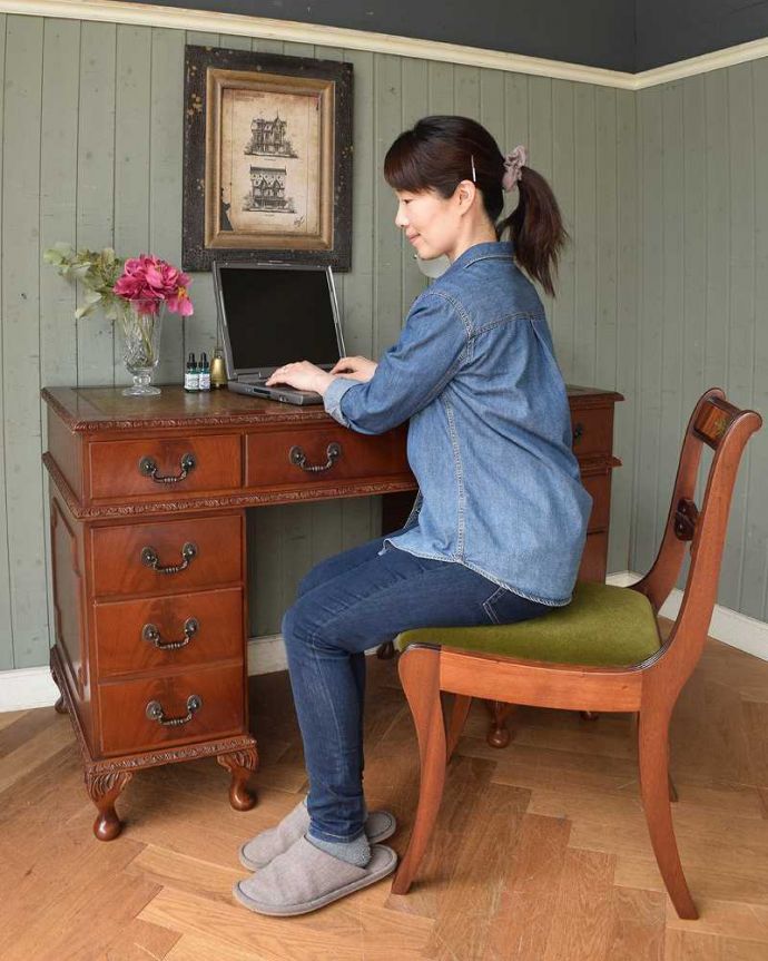 アンティークのデスク・書斎机　アンティーク家具　書斎で楽しむ英国家具、彫刻が美しい大人のためのアンティークデスク。デスクに座る時間を持つことで気持ちの切り替えができます。(j-1968-f)