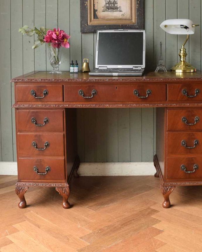 アンティークのデスク・書斎机　アンティーク家具　書斎で楽しむ英国家具、彫刻が美しい大人のためのアンティークデスク。うっとりしちゃう木目と装飾マホガニー材の美しい木目が自慢！外国製のデスクらしく装飾もデザインも美しく、実用性はもちろん絵になるアイテムです。(j-1968-f)