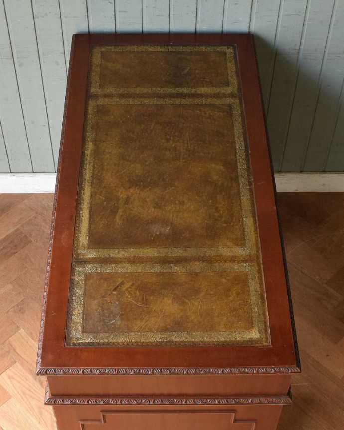 アンティークのデスク・書斎机　アンティーク家具　書斎で楽しむ英国家具、彫刻が美しい大人のためのアンティークデスク。コンディションのいい革貼りの天板が自慢広い天板は状態のいい革貼り。(j-1968-f)