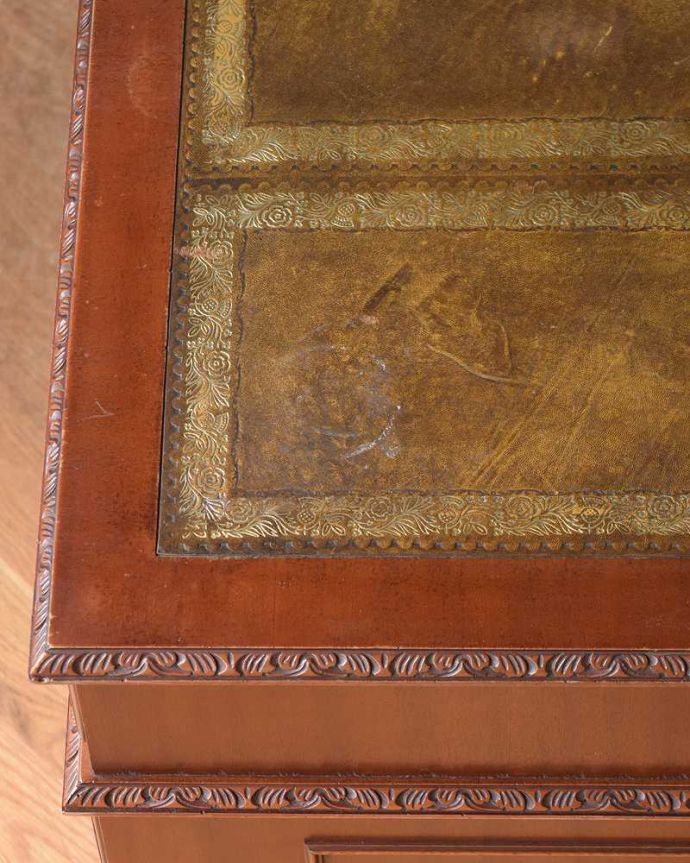 アンティークのデスク・書斎机　アンティーク家具　書斎で楽しむ英国家具、彫刻が美しい大人のためのアンティークデスク。天板には、革が貼ってあります。(j-1968-f)