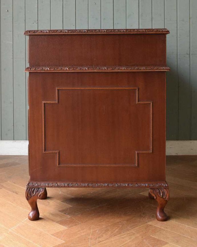 アンティークのデスク・書斎机　アンティーク家具　書斎で楽しむ英国家具、彫刻が美しい大人のためのアンティークデスク。横から見てもステキ横から見るとこんな感じ。(j-1968-f)