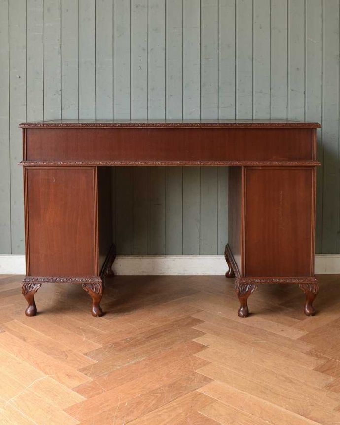 アンティークのデスク・書斎机　アンティーク家具　書斎で楽しむ英国家具、彫刻が美しい大人のためのアンティークデスク。メンテナンスしてあるので後姿もキレイ！アンティークは新品ではないので、もちろん経年変化によるキズはありますが、専門の職人が目立たないようキレイにお直しをしているので、後姿までキレイです。(j-1968-f)