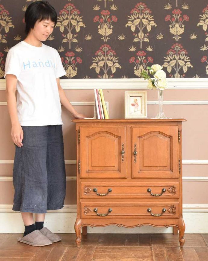 アンティークのチェスト アンティーク家具 リビングで便利に使えるフランス輸入のアンティーク家具(キャビネット)。美しい彫で存在感があるキャビネット。(j-1969-f)